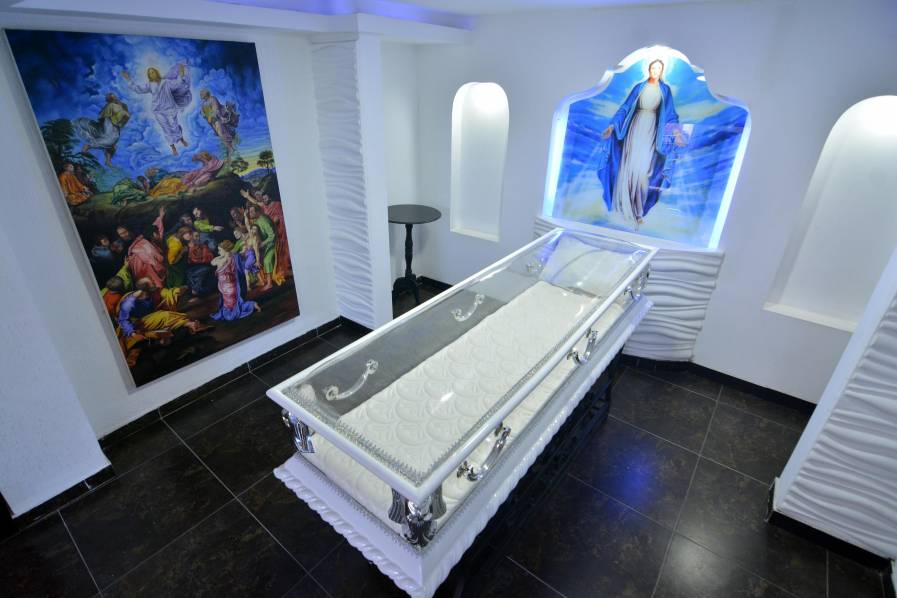 Imagen Video: el ataúd transparente que causa asombro en el negocio de las funerarias en Cali