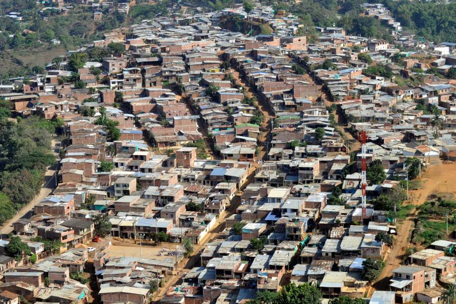 Imagen Desde el aire: las impresionantes imágenes de cómo han sido invadidos los cerros de Cali